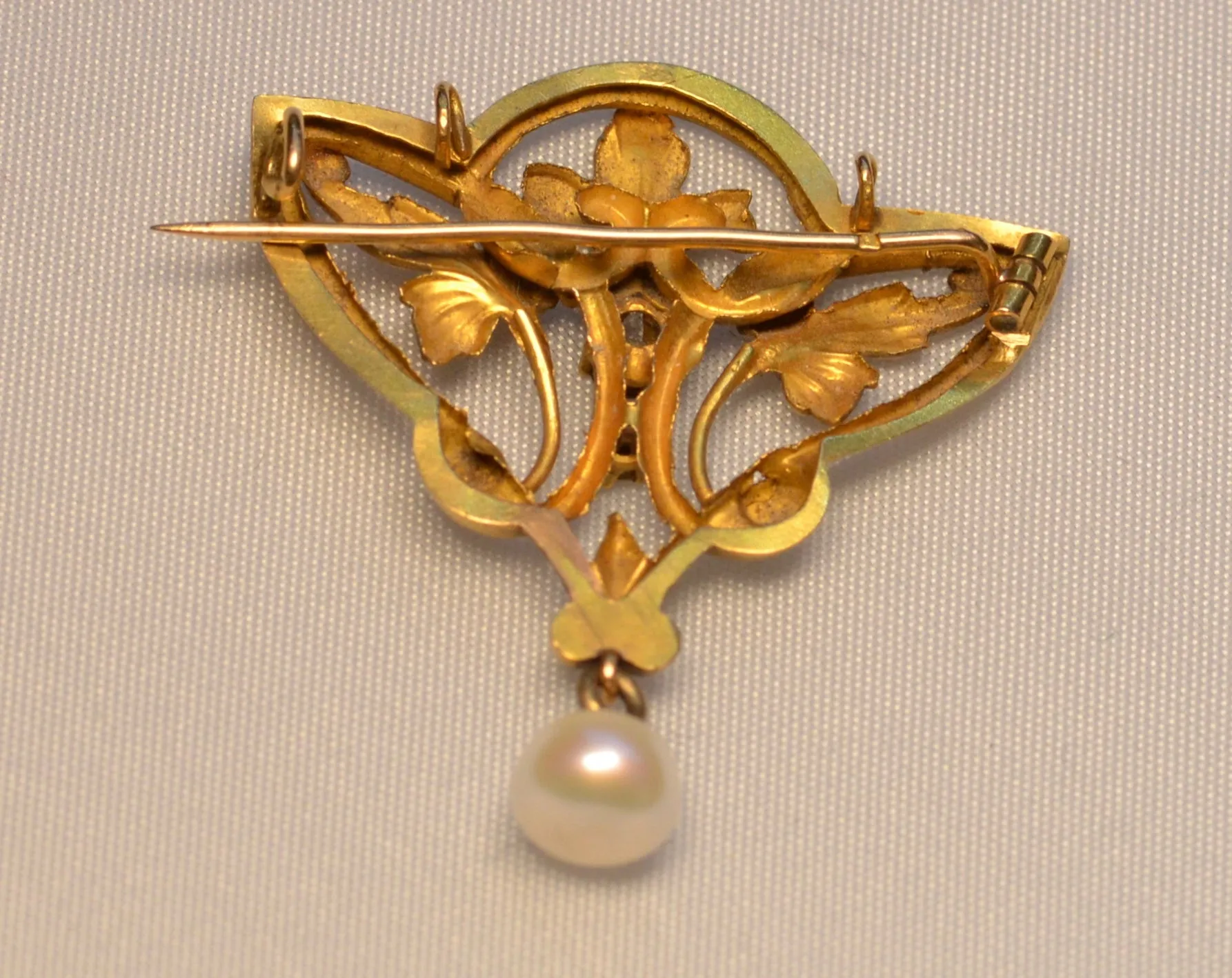 14K yellow gold Art Nouveau Brooch with one center Emerald and one pearl drop