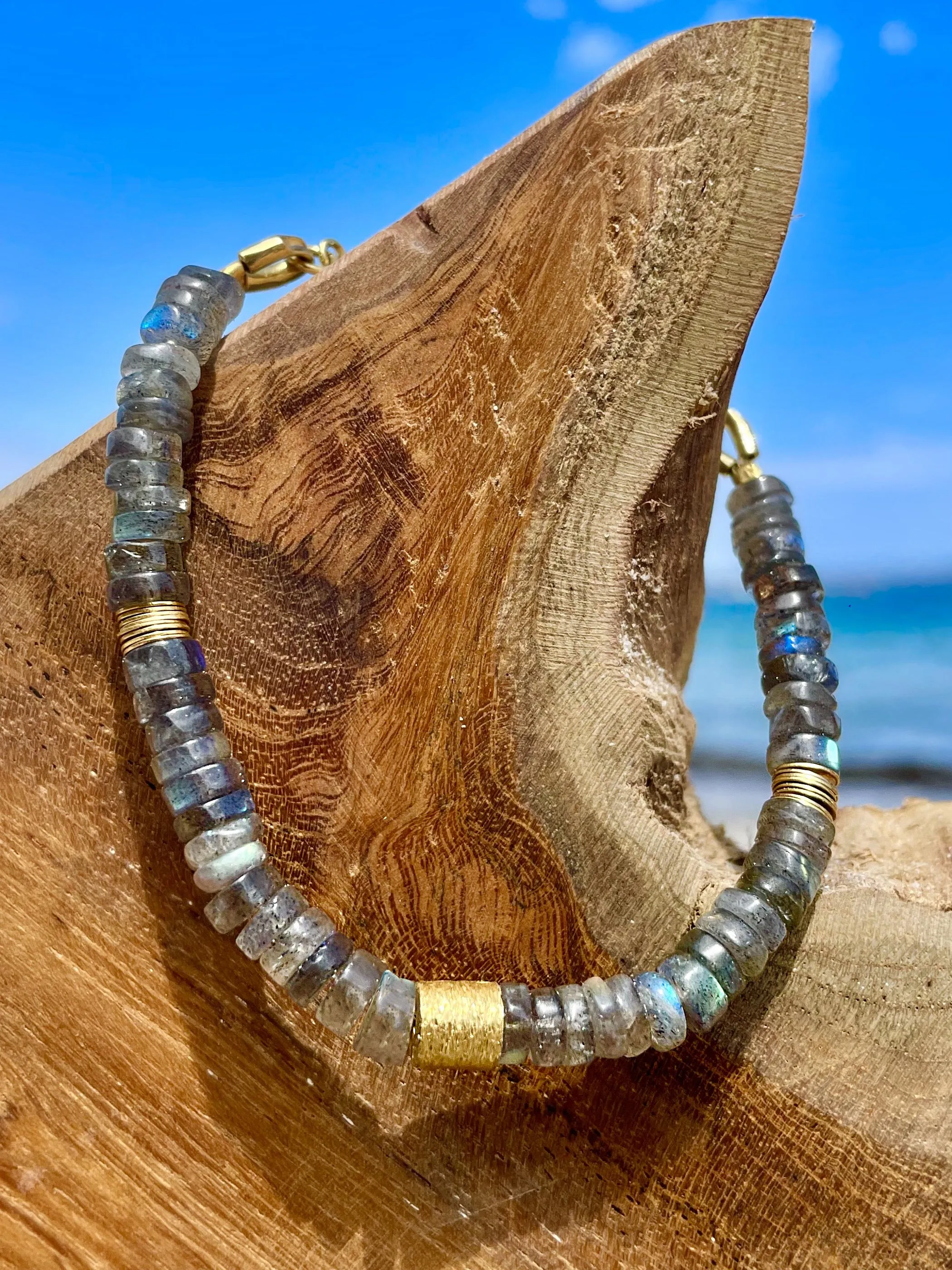 18k yellow gold beaded bracelet assembled with Labradorite