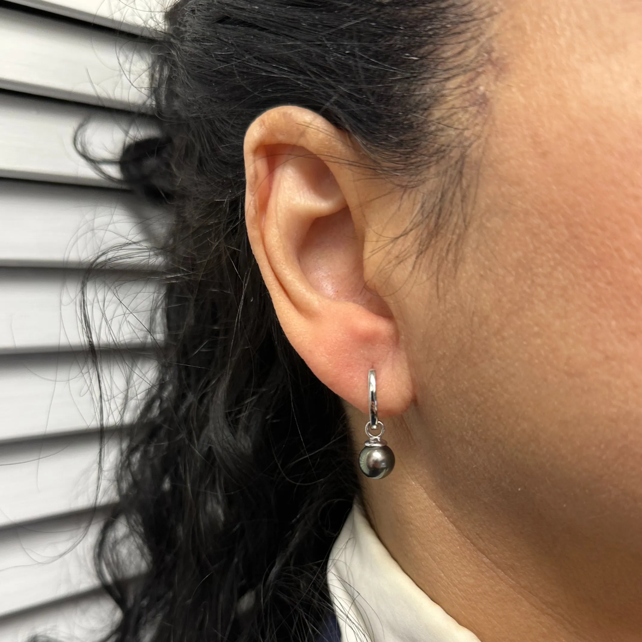 Daisy Exclusive 18k White Gold Oval Huggie Earring