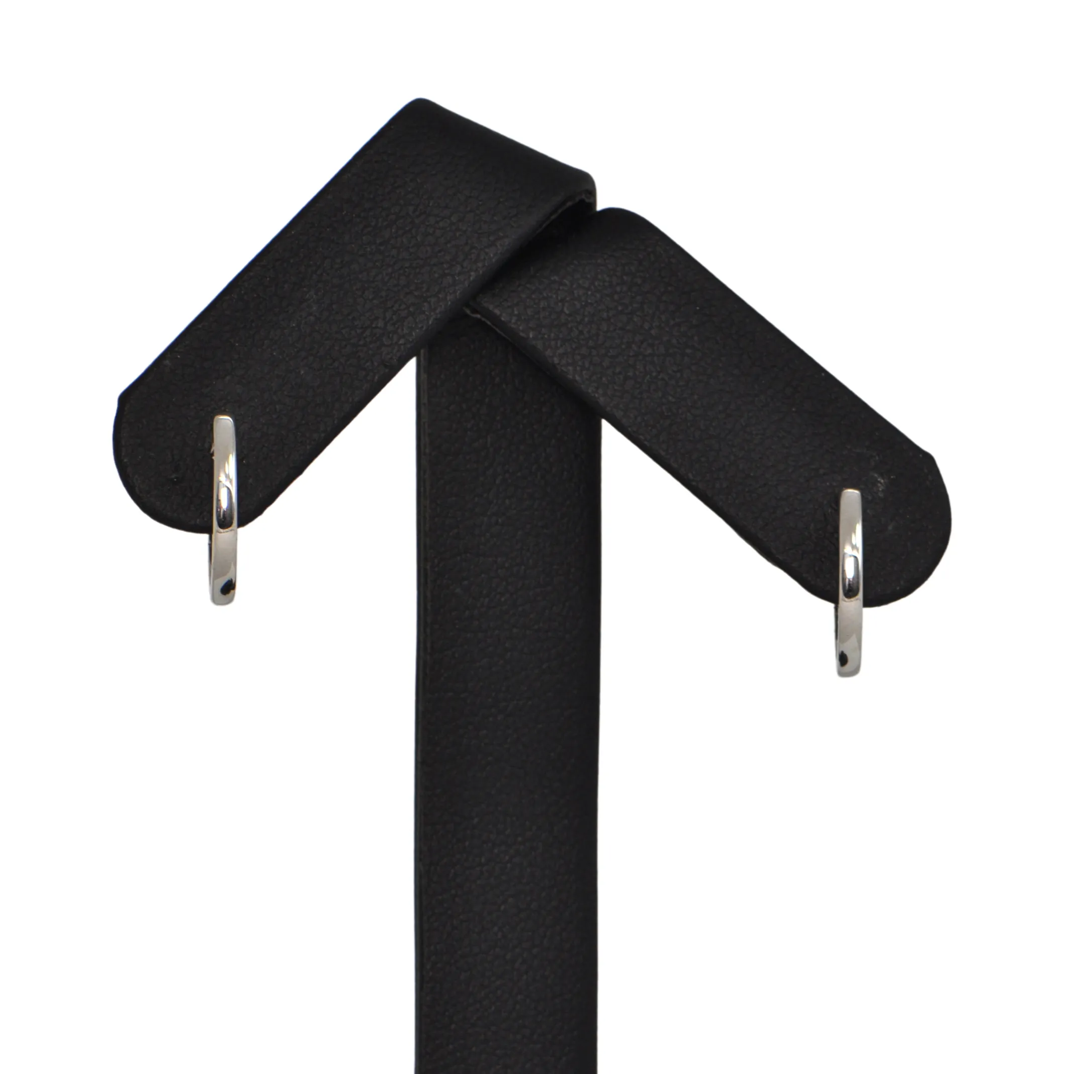 Daisy Exclusive 18k White Gold Oval Huggie Earring