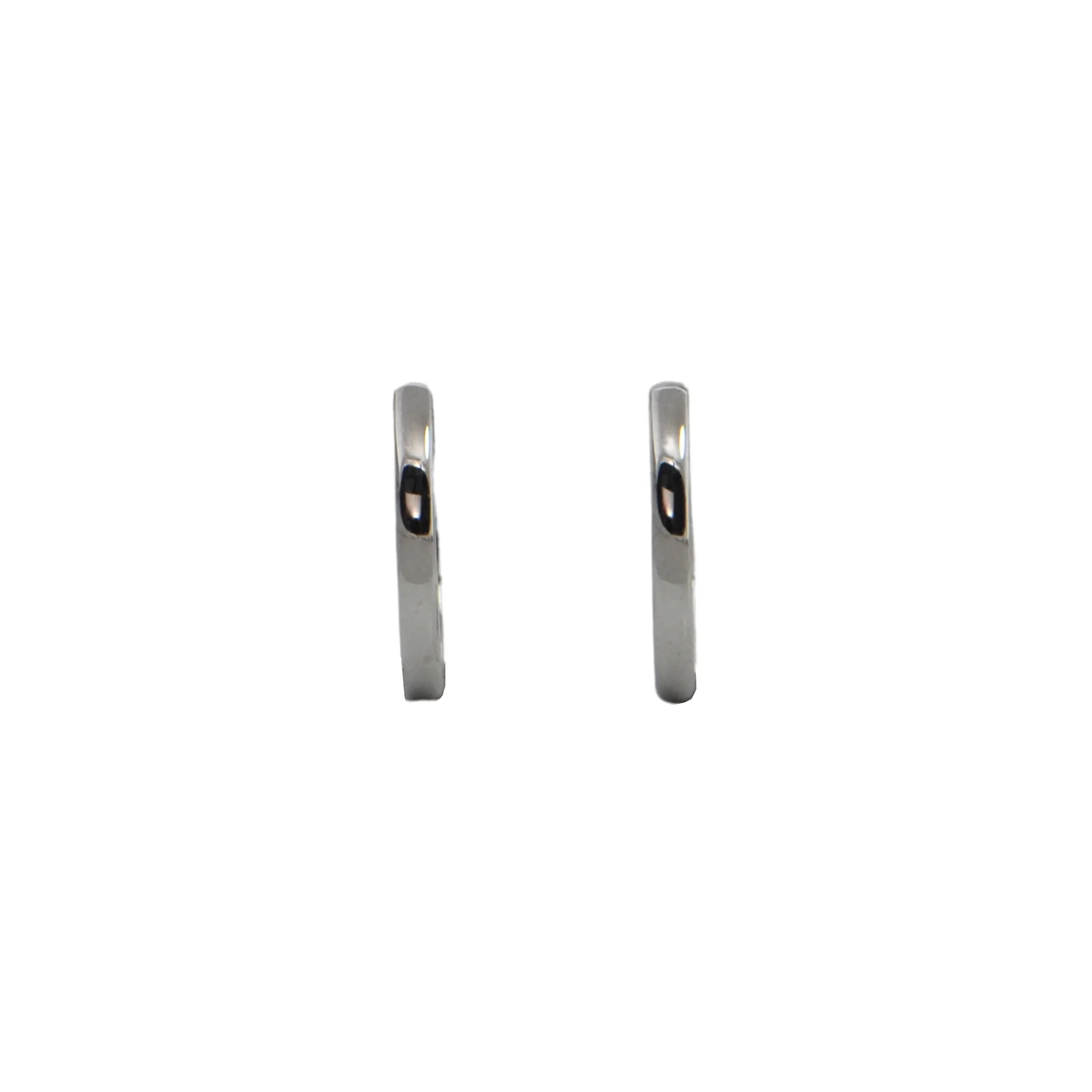 Daisy Exclusive 18k White Gold Oval Huggie Earring