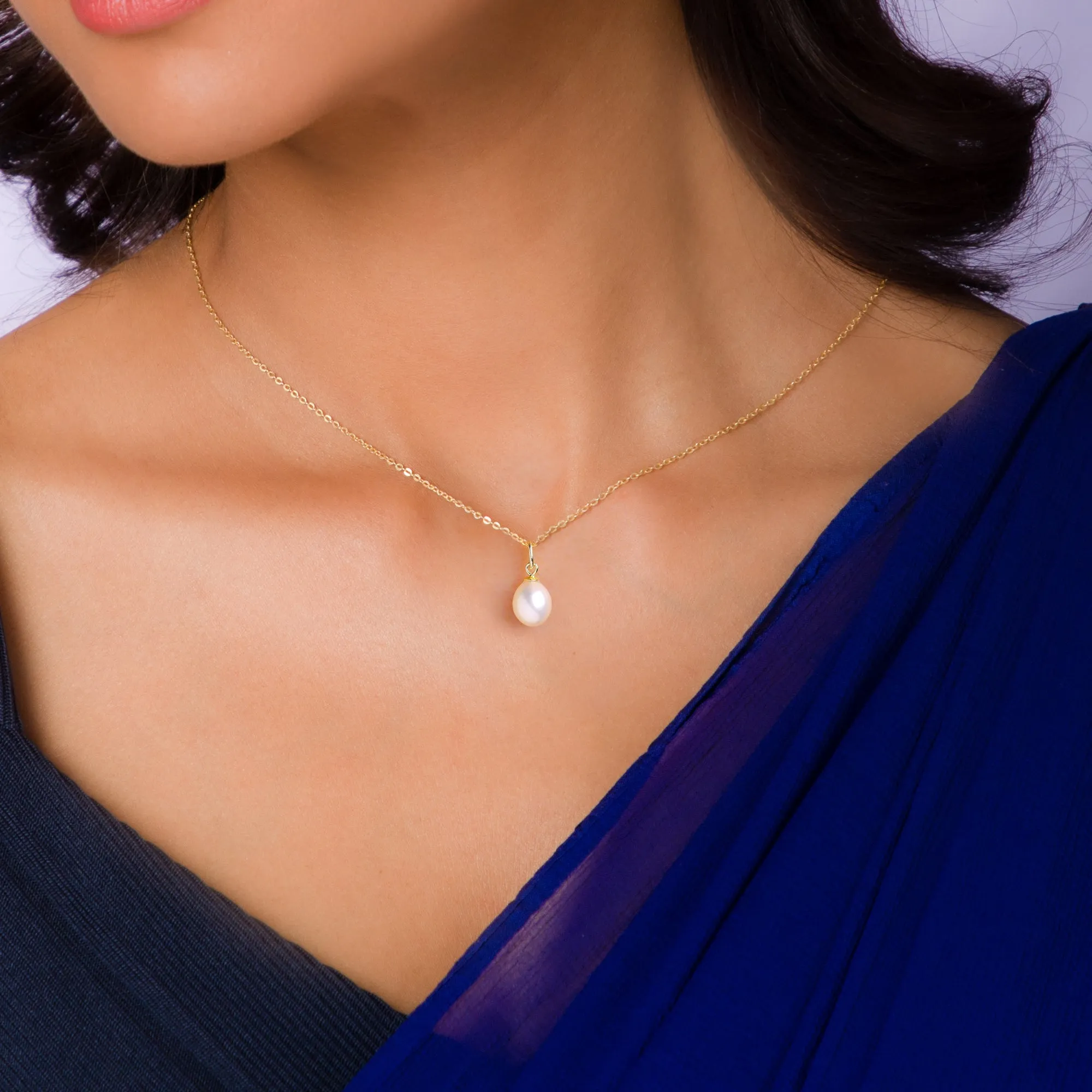 Golden Minimal Pearl Pendant with Link Chain