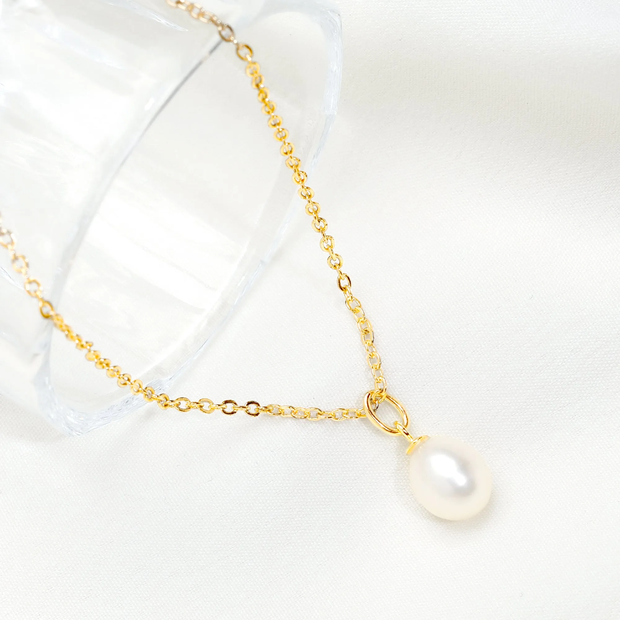 Golden Minimal Pearl Pendant with Link Chain