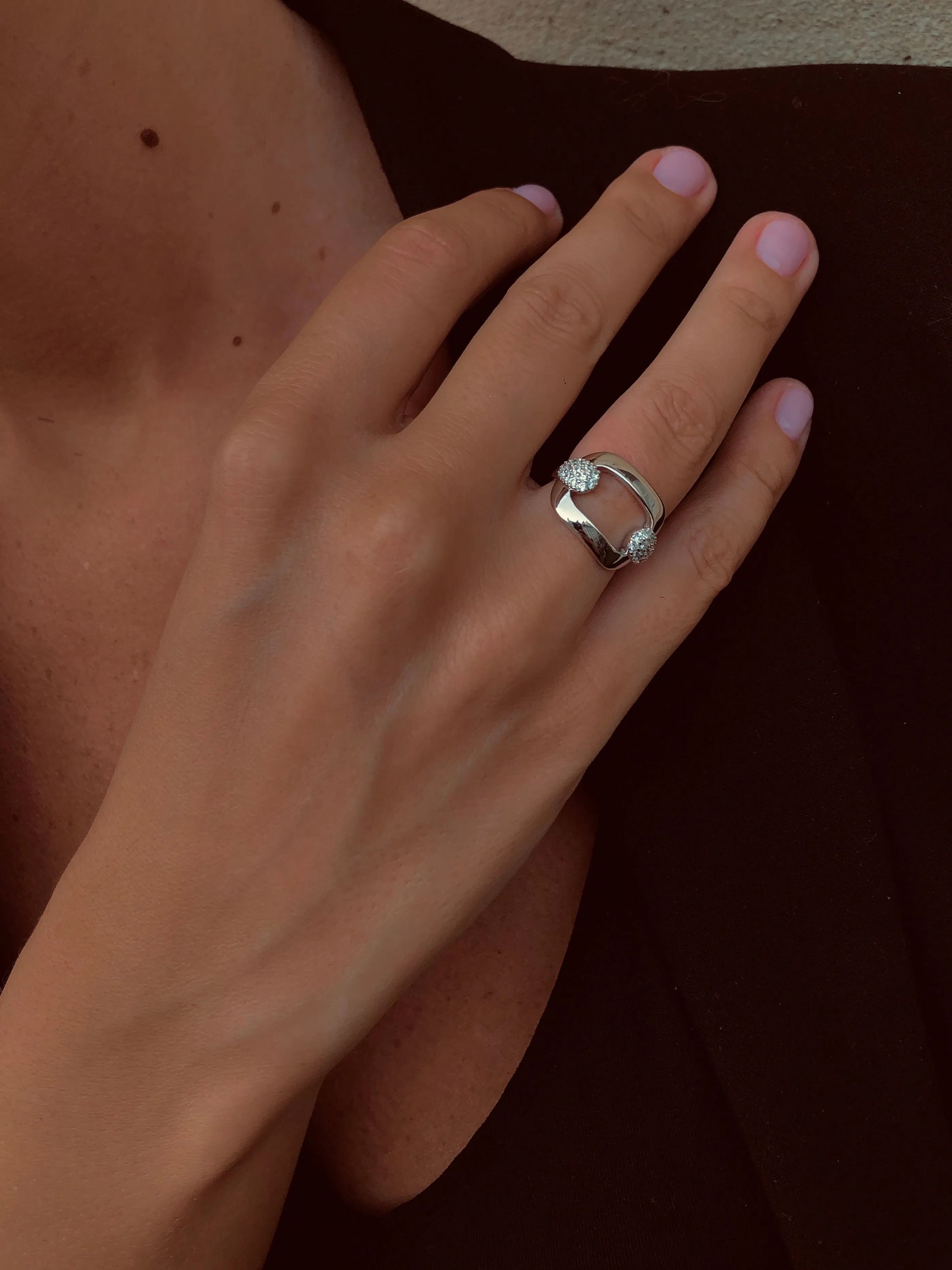 Rhodium plated 925 silver ring assembled with zirconium oxide