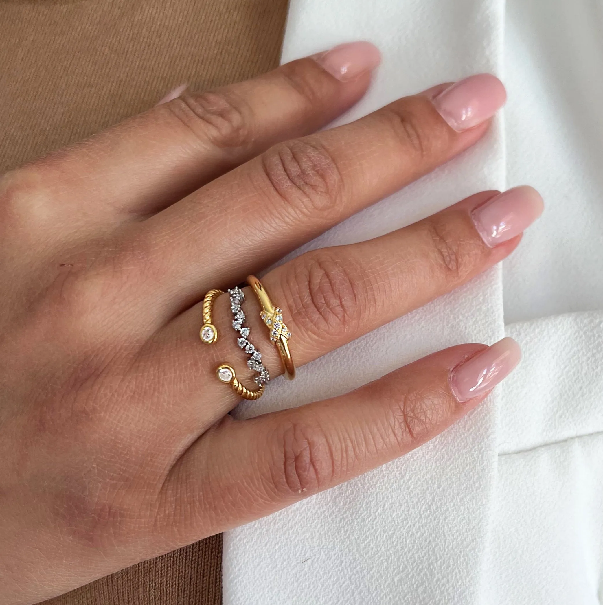 Rhodium plated 925 silver ring assembled with zirconium oxide