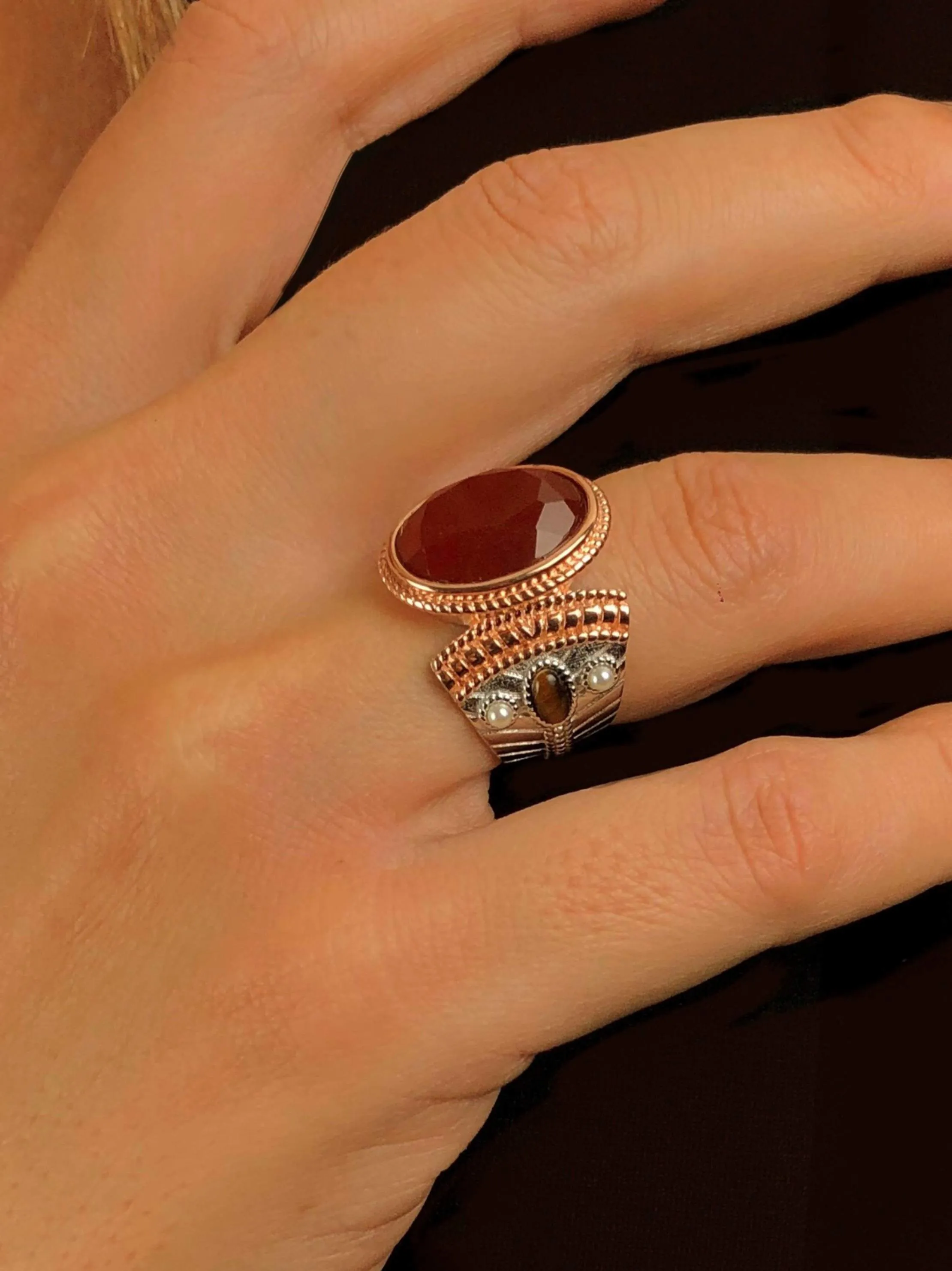 Ring in 925 Silver plated with Rhodium and 18k Rose Gold assembled with Red Onyx, Tiger Eye and Freshwater Pearl