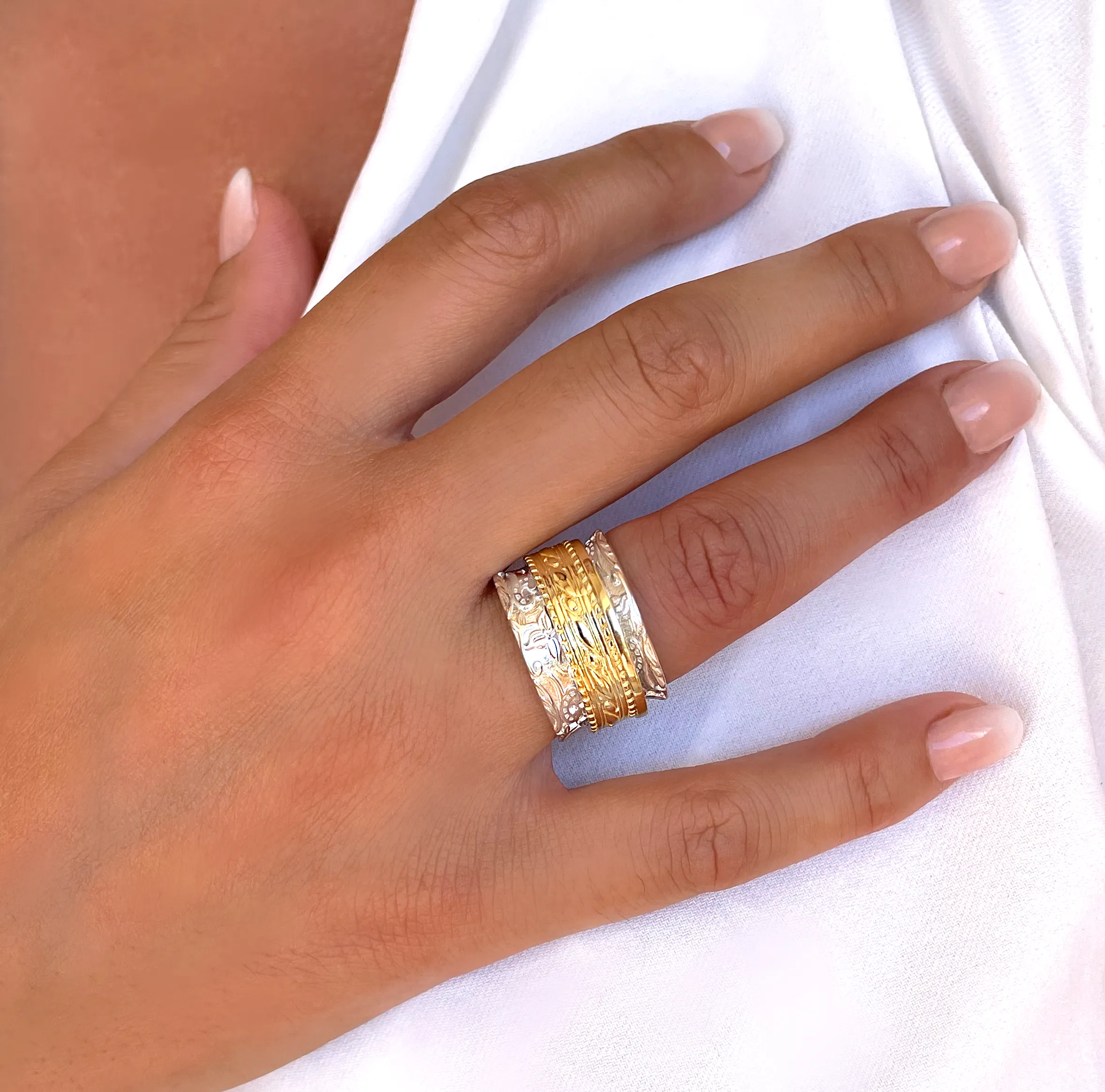 Ring in 925 Silver plated with Rhodium and 18k Yellow Gold assembled with white zirconium oxide