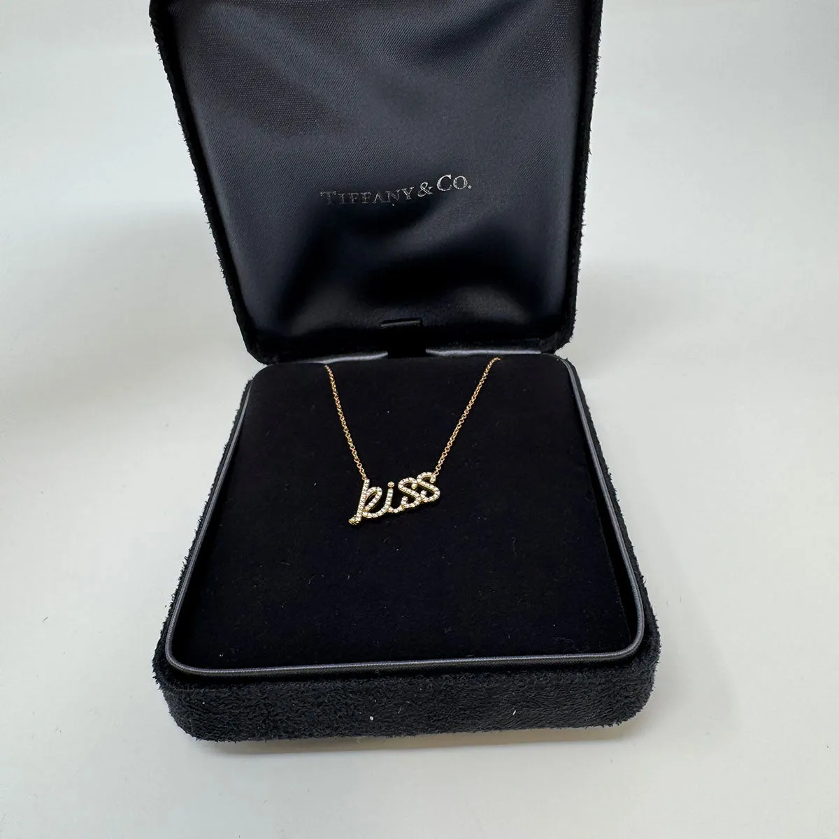 Tiffany & Co. 18K Gold Diamond Paloma Picasso Graffiti "Kiss" Pendant Necklace